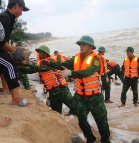  Bộ đội biên phòng &apos;căng mình&apos; ứng cứu bờ biển sạt lở nguy hiểm 第10张