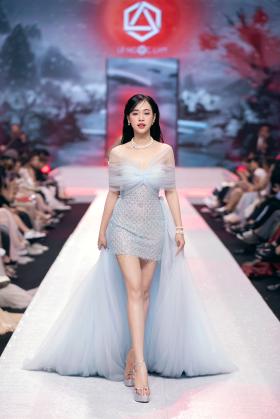 Hoa hậu Bảo Ngọc hóa bông hoa rực rỡ trên sàn catwalk