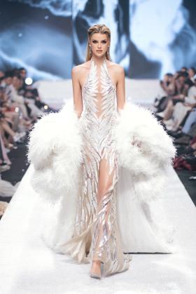 Hoa hậu Bảo Ngọc hóa bông hoa rực rỡ trên sàn catwalk  第29张