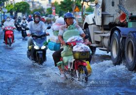 Người dân chật vật di chuyển trong ngày đỉnh triều cường