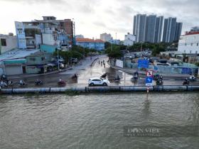 Người dân chật vật di chuyển trong ngày đỉnh triều cường