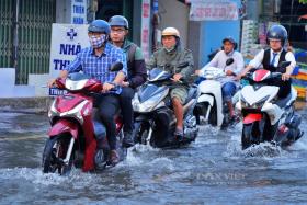 Người dân chật vật di chuyển trong ngày đỉnh triều cường