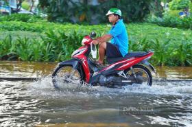 Người dân chật vật di chuyển trong ngày đỉnh triều cường