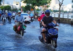 Người dân chật vật di chuyển trong ngày đỉnh triều cường