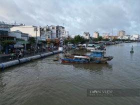 Người dân chật vật di chuyển trong ngày đỉnh triều cường