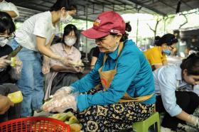 Mùa hè yêu thương: Sức trẻ chung tay mang bữa cơm miễn phí đến cộng đồng