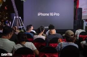 Màn cầu hôn đặc biệt trong ngày mở bán iPhone 16 tại Việt Nam